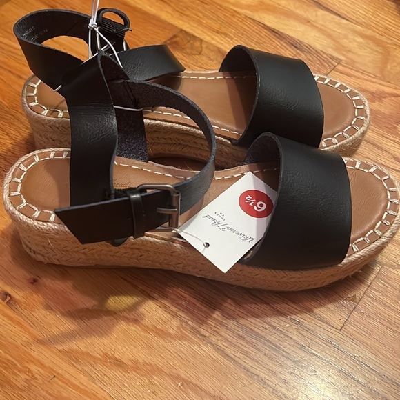 Brand new Universal Thread espadrille sandals perfectly blend comfort and style. - Picture 2 of 6